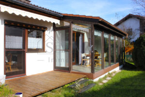 Außenansicht Terrasse und Wintergarten