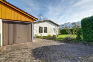 Außenansicht mit Garage