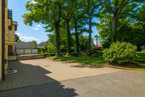 Außenansicht Parkplätze