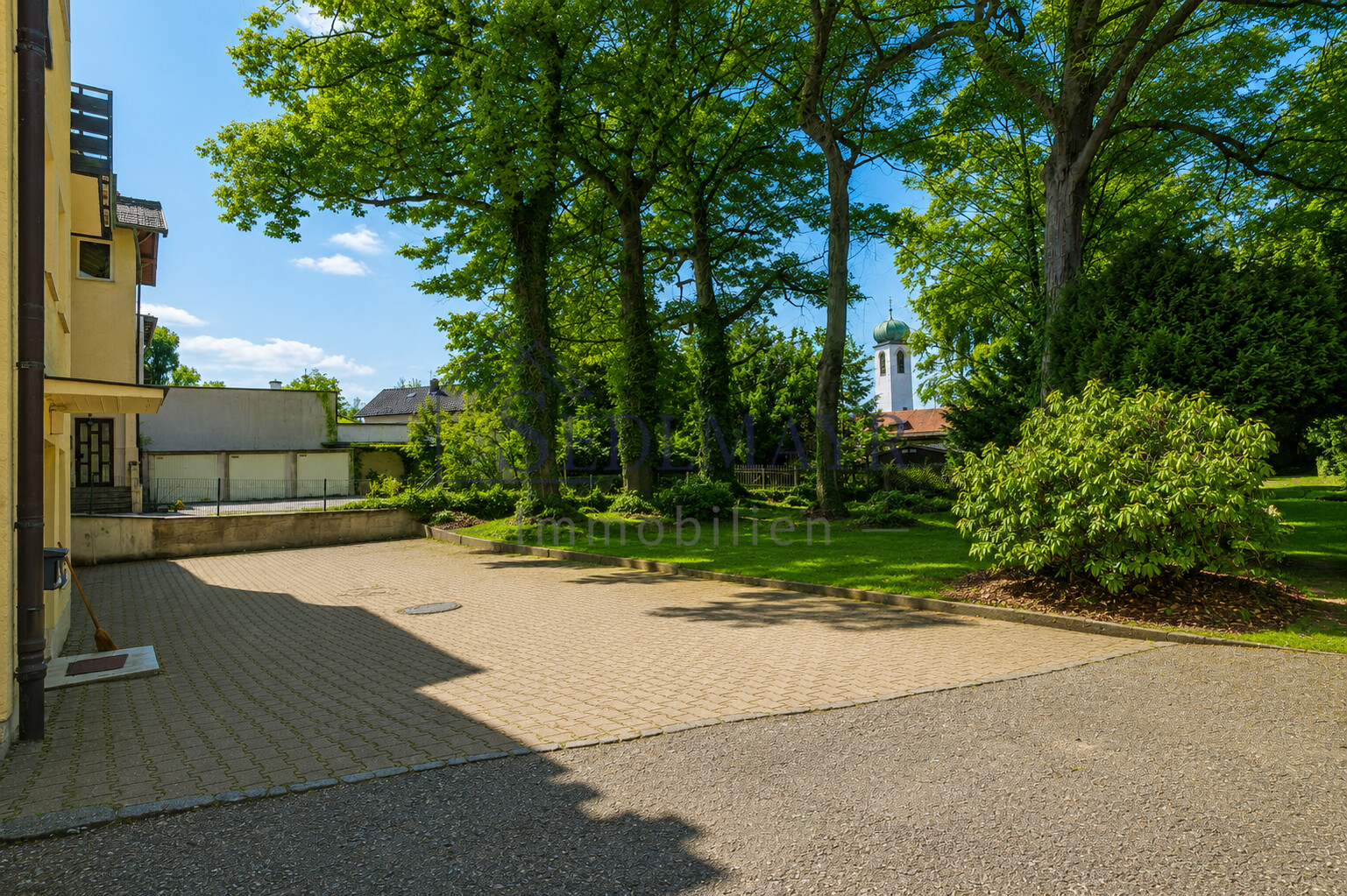 Außenansicht Parkplätze