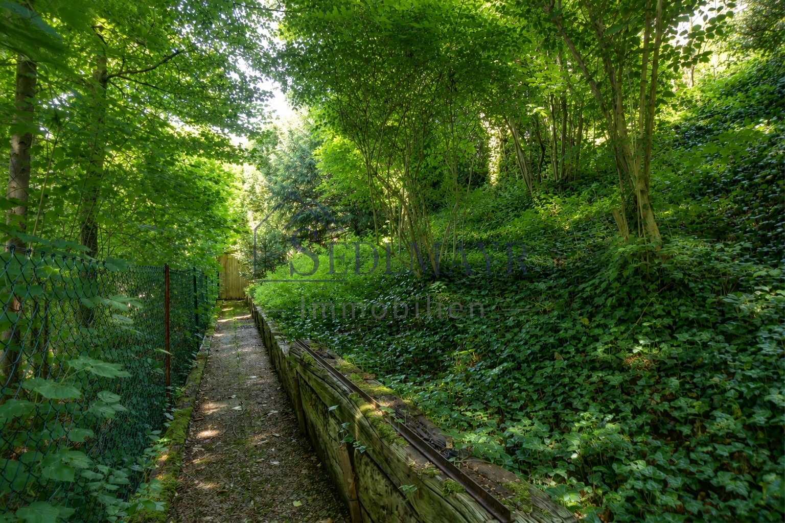 Unterer Gartenbereich mit Gartenhaus