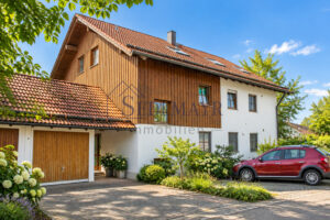 Ansicht Garage und Stellplatz