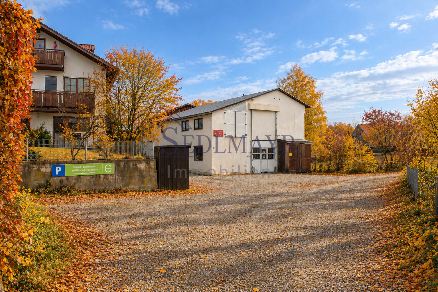 Ansicht Zufahrt mit Parkplätzen
